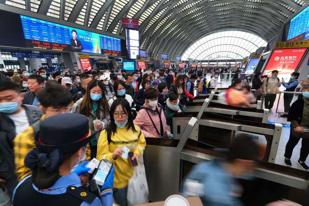 5月4日,铁路天津西站候车大厅返乘旅客正在验票乘车(央广网发 杨宝森