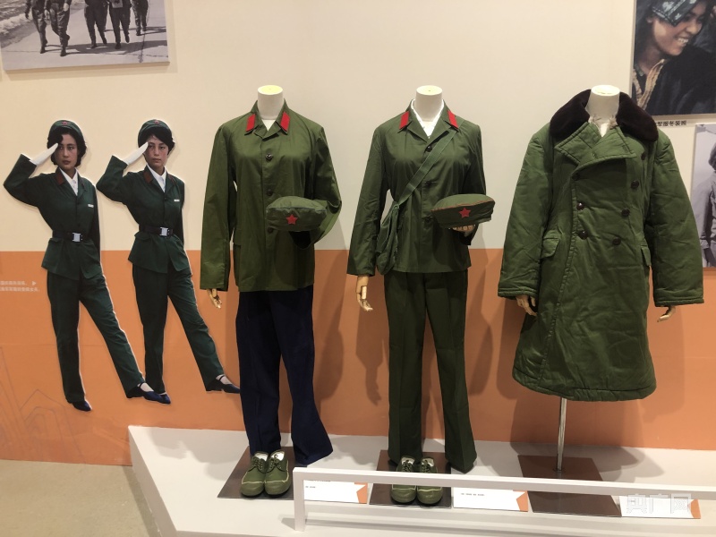 人民军队女军服首次集中展示:女兵捐赠37年前受阅时所