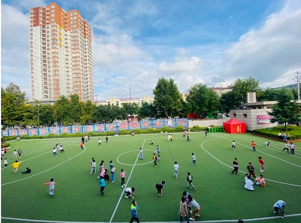 陕西咸阳一学校学生正在操场上开展课外体育活动(央广网发 资料图)