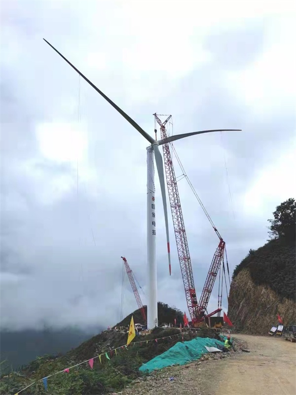 广西田林县大力发展清洁能源产业吊装首台风力发电机