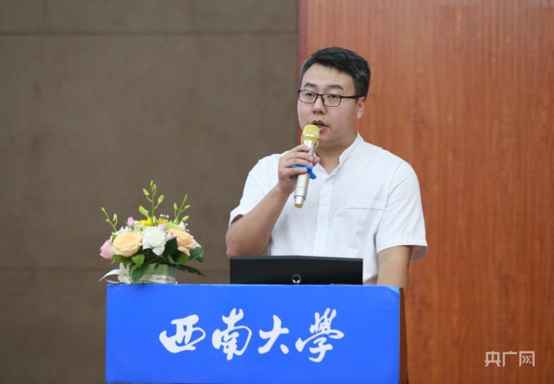 杨文谦介绍活动背景(央广网发 西南大学附属中学供图)西南大学附中