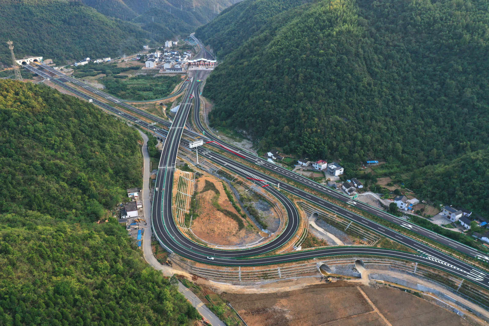 安徽省石台县首条高速公路正式通车