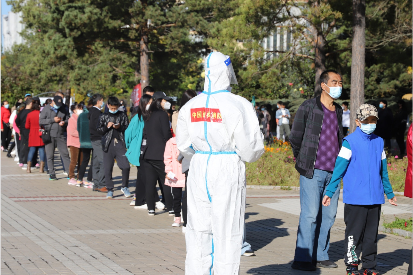 大兴安岭"火焰蓝"积极参与驻地全民核酸检测实战演练