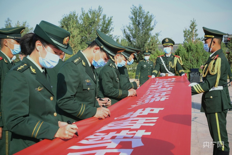 武警哈密支队官兵这样缅怀革命先烈