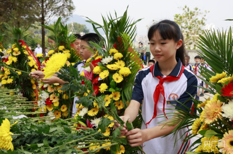 少先队员代表向烈士纪念碑敬献鲜花(央广网发 徐华山摄)