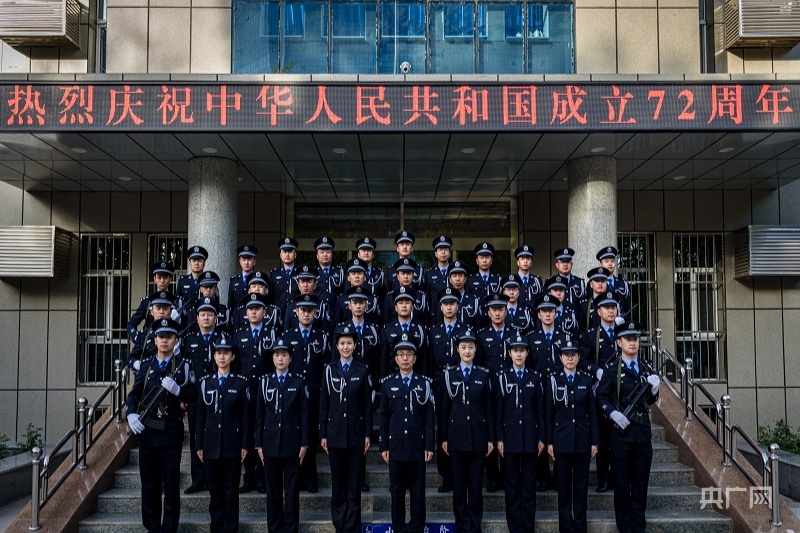 机关驻地民警合影  .居滢杰 摄   央广网发