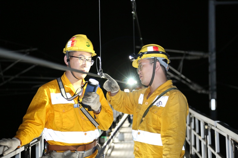 检调接触网吊弦装置(央广网发 冉杰摄)