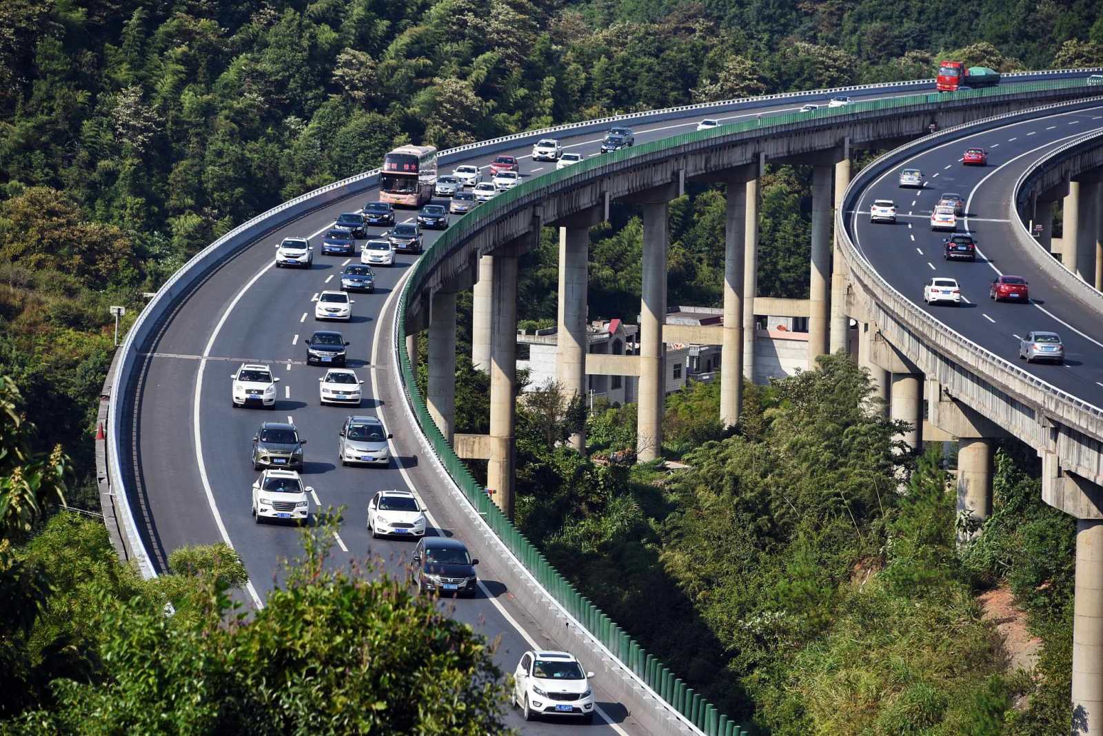 公安部交管局:国庆假期第三天全国道路交通平稳有序 主干公路交通流量