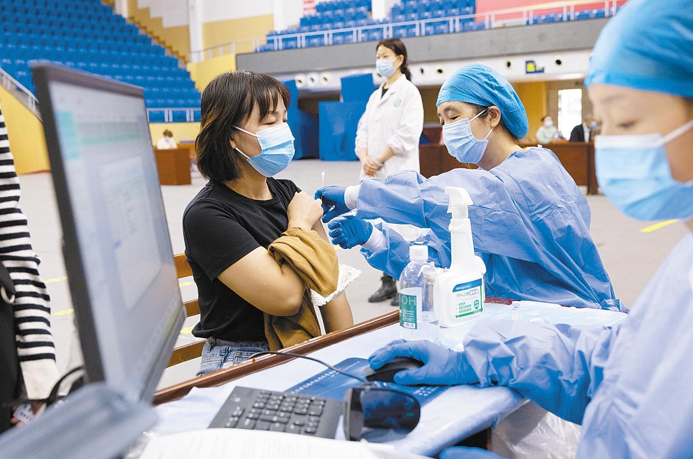 10月14日,市民在武汉市江夏区体育馆接种新冠疫苗第三针加强针.