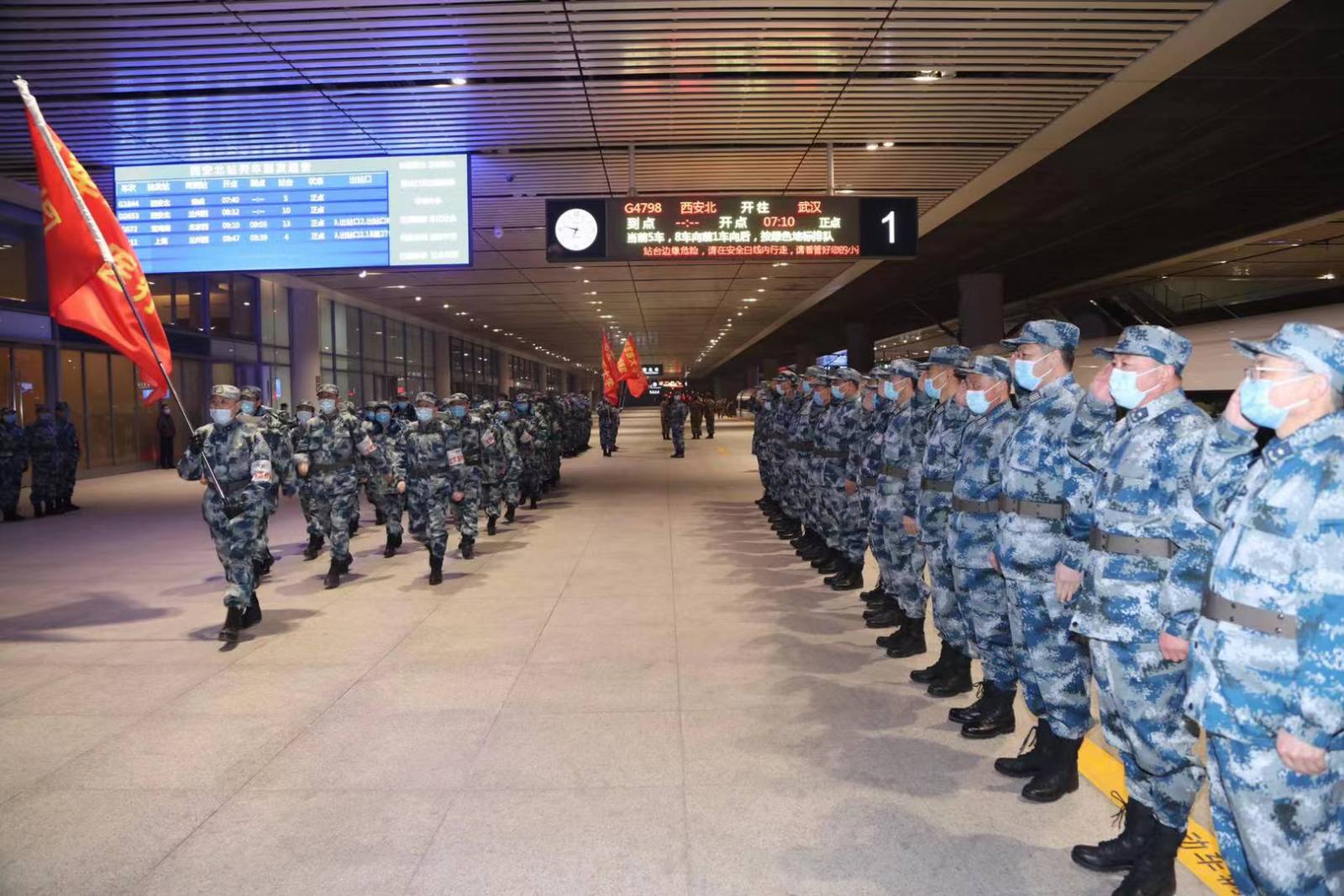 2020年1月空医大医护人员奔赴武汉抗疫一线(央广网发 檀琳 摄)