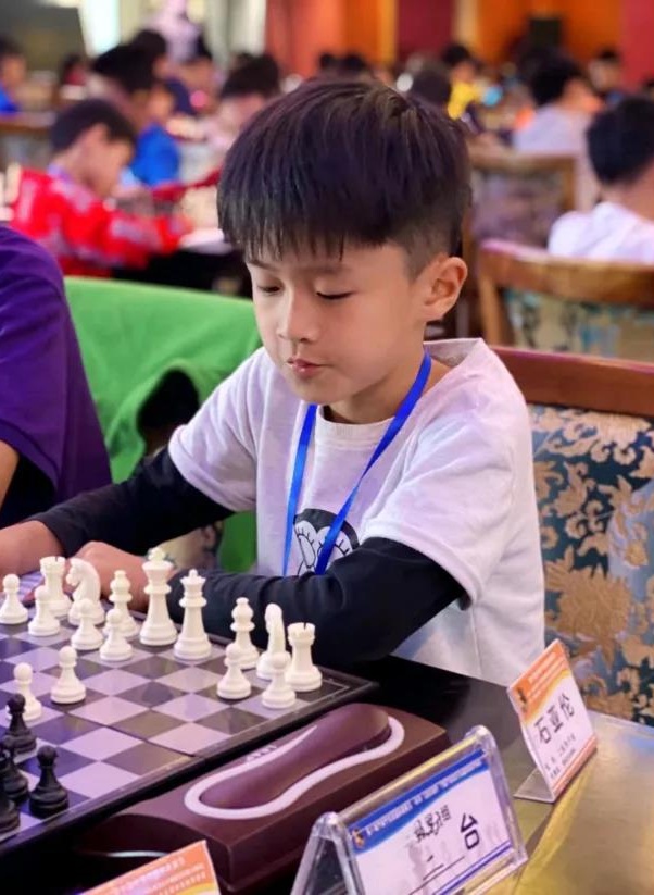 棋盘上的通路兵鲁能巴蜀小学石亚伦10岁就成国家三级运动员