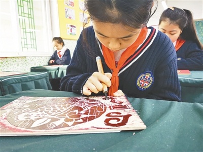 中等学习力学生加入课外阅读任务并以阅读记录卡的形式呈现,学习力较