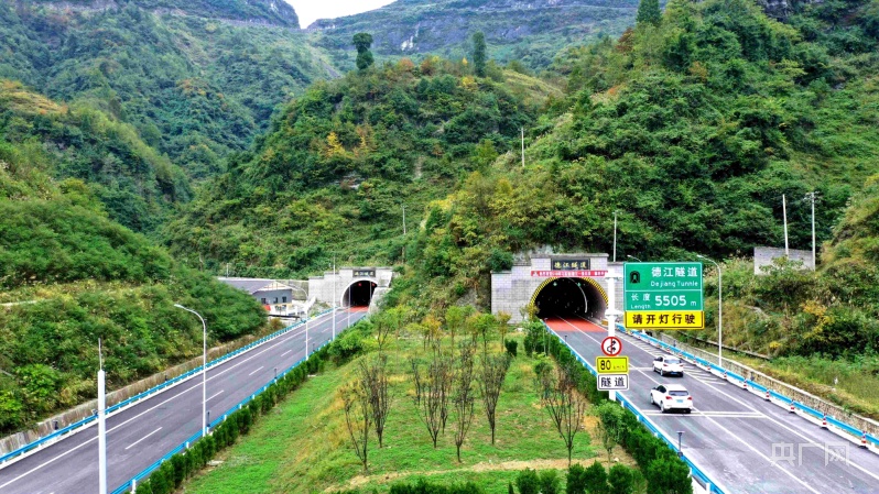 据了解,德务高速公路建成通车,打通了德江至正安高速公路的断头路