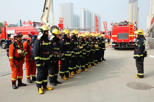 在演练结束后,消防救援部门组织商场员工和消防志愿者在演练现场进行