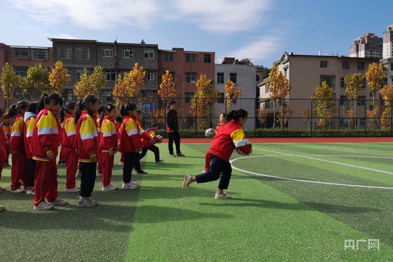 贵州省织金县第三小学体育课(央广网发 任振国 摄)