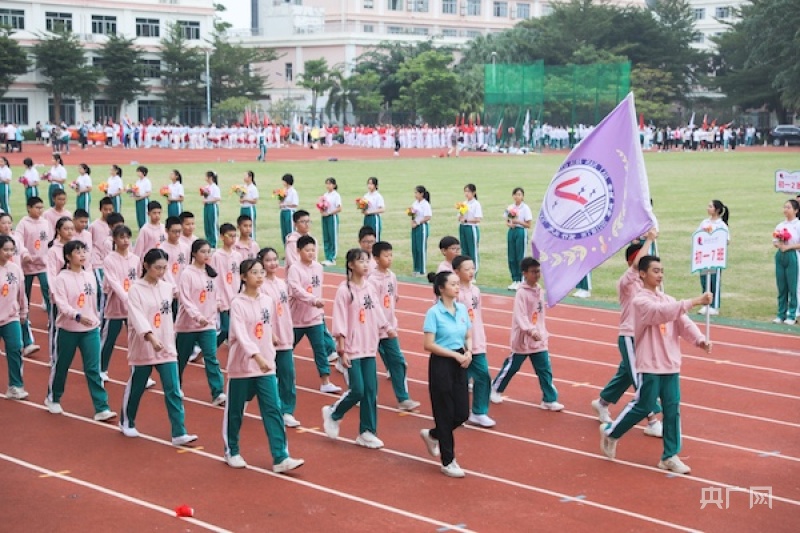 海南华侨中学第五十二届田径运动会暨初中部体育节开幕