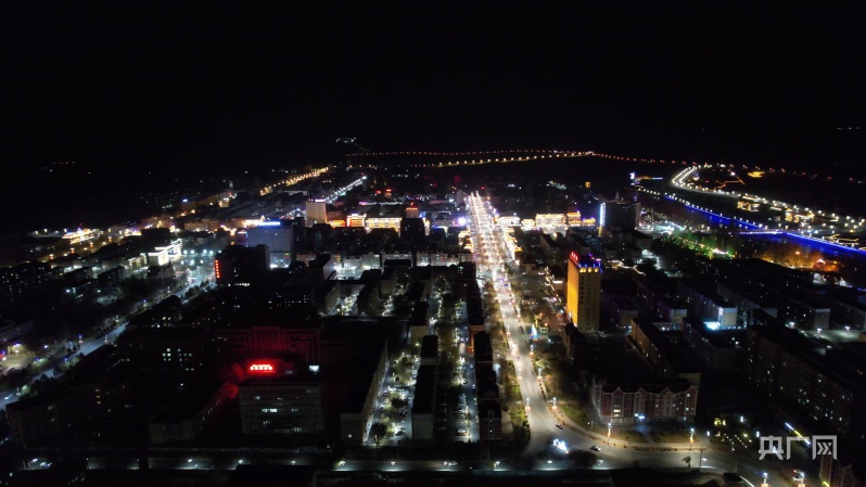新疆富蕴县:小城夜色美 清洁迎冬博