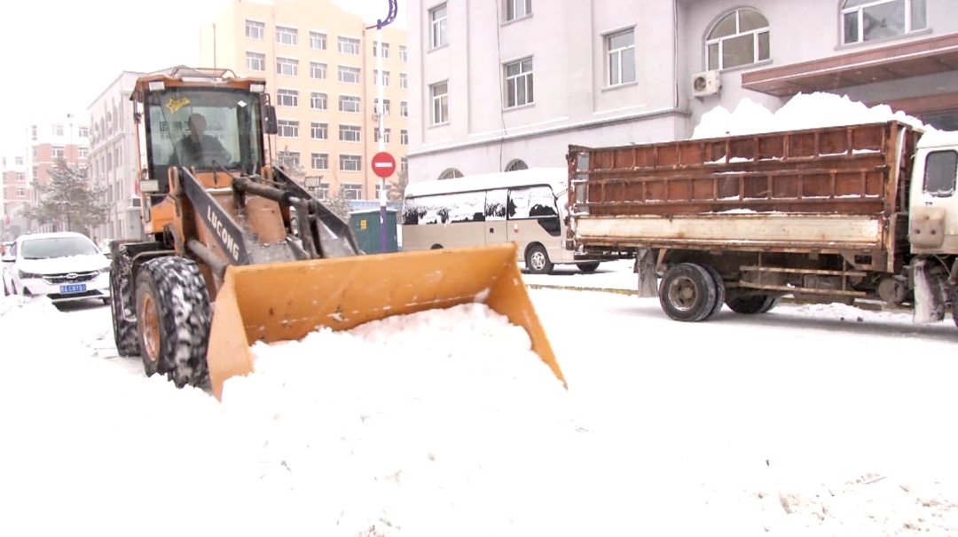 铲车除雪循环作业.巴彦县委宣传部 供图