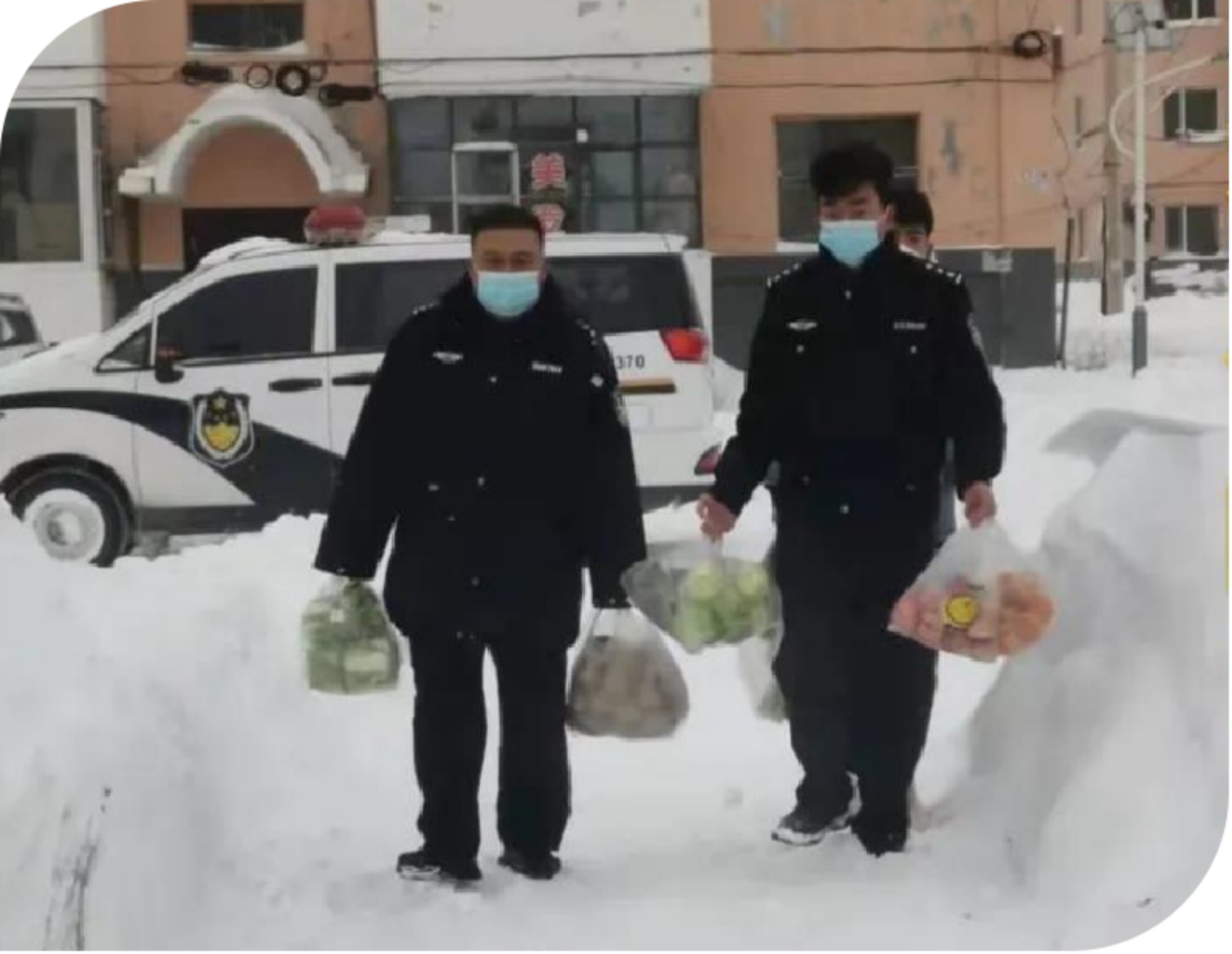 民警帮助困难群众解决生活用品短缺等实际困难.李秉成 摄