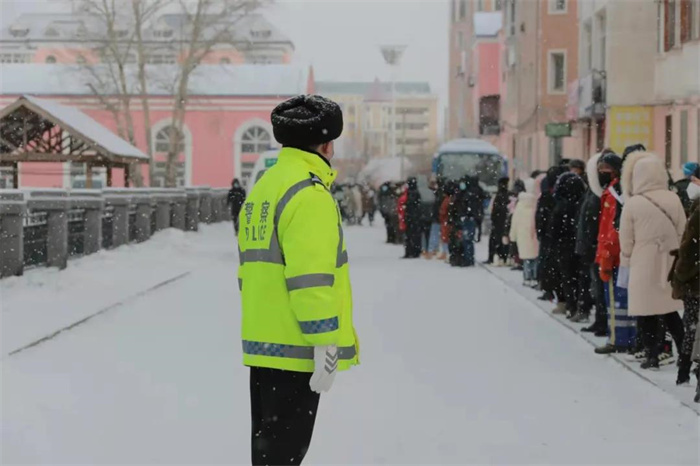 公安民警在满洲里市抗疫一线(内蒙古公安厅供图)