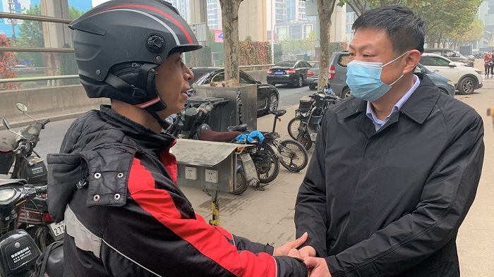 图为:武汉市江汉区委书记李湛看望慰问张裕 央广网发 通讯员供图