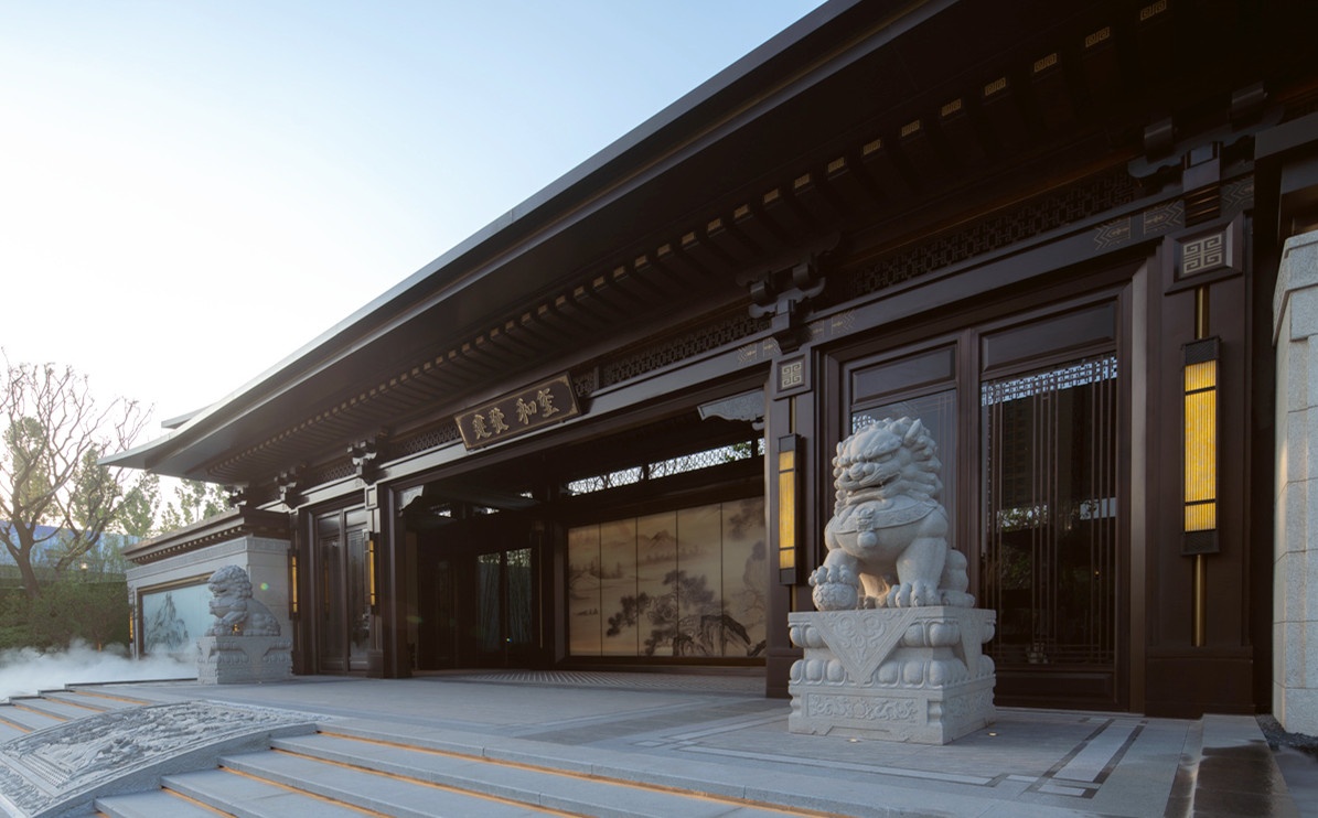 建发和玺颇具尊崇感的重檐大门,按照官府五间三启来打造,"如鸟斯革,如