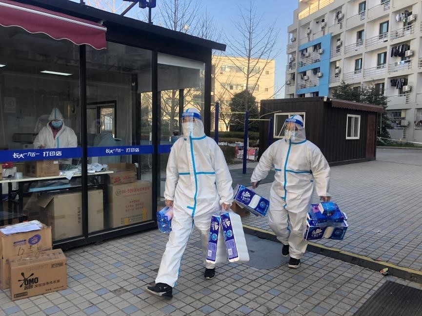 餐厅因疫情临时闭店6名员工变身抗疫大白