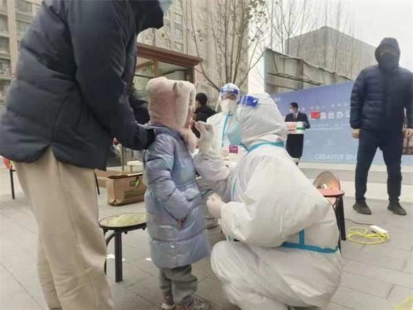 为给小孩子做核酸来自杞县的白衣天使1天跪地上百次