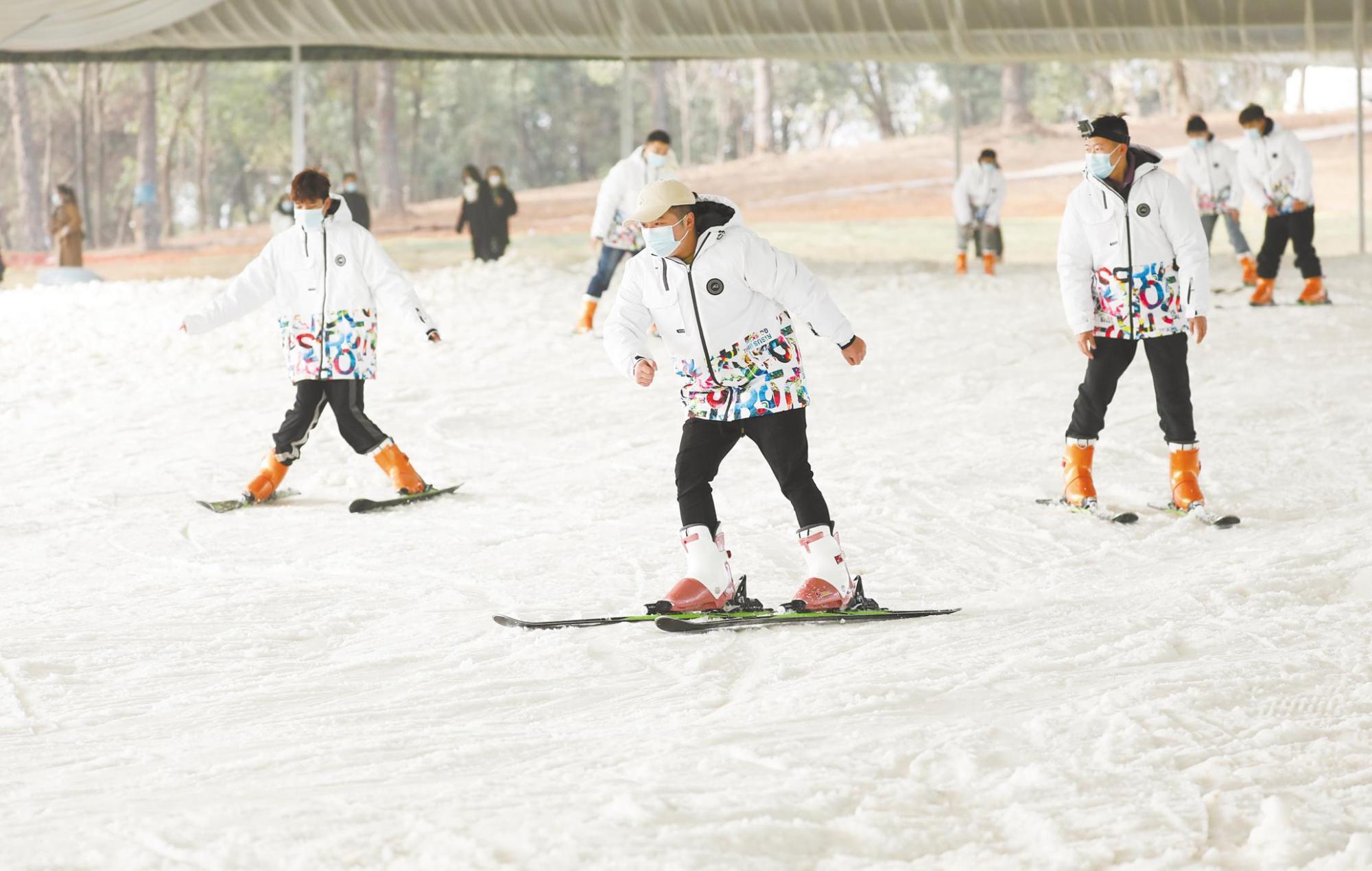 1月15日,市民在武汉趣谷滑雪场体验滑雪乐趣.