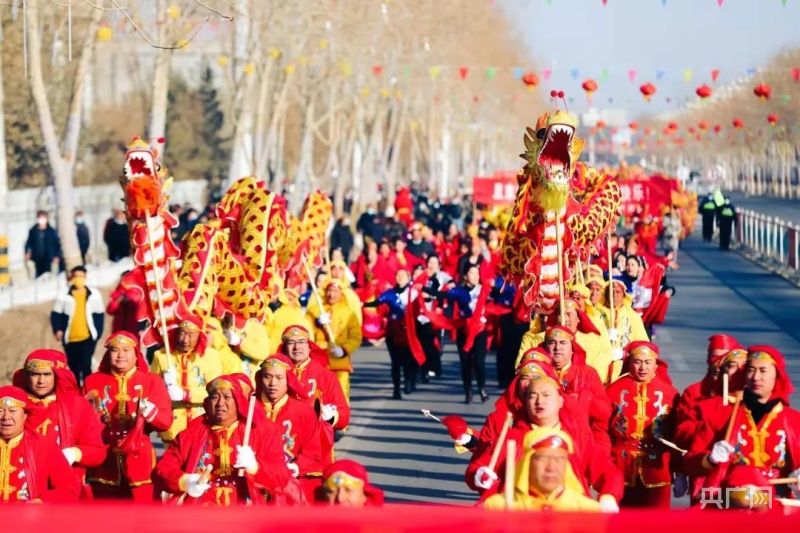近日,新疆且末县举办2022年社火表演,各乡镇社火表演队带着新春的问候