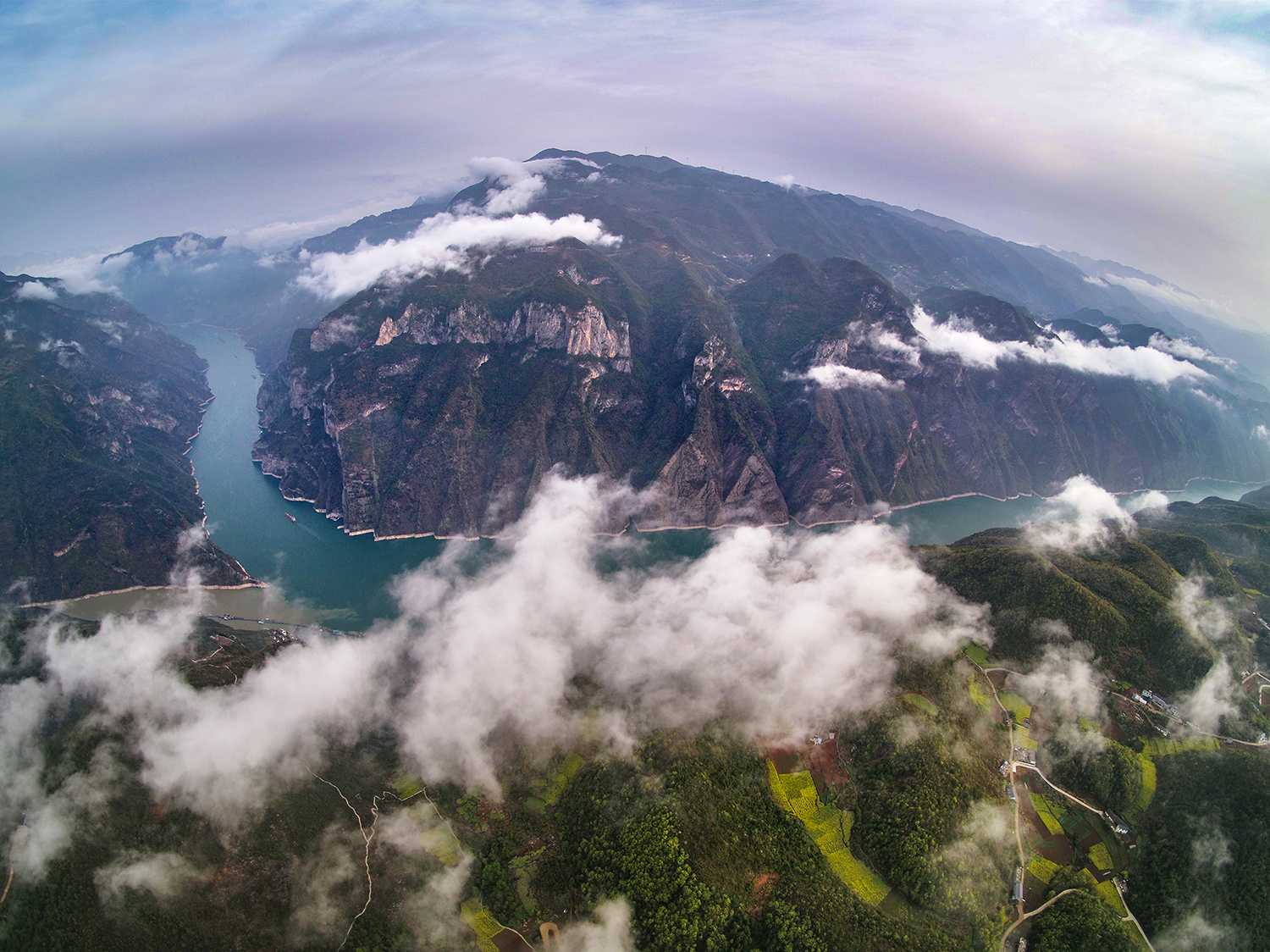 俯瞰三峡邂逅云中梯田寄思醉美巫山