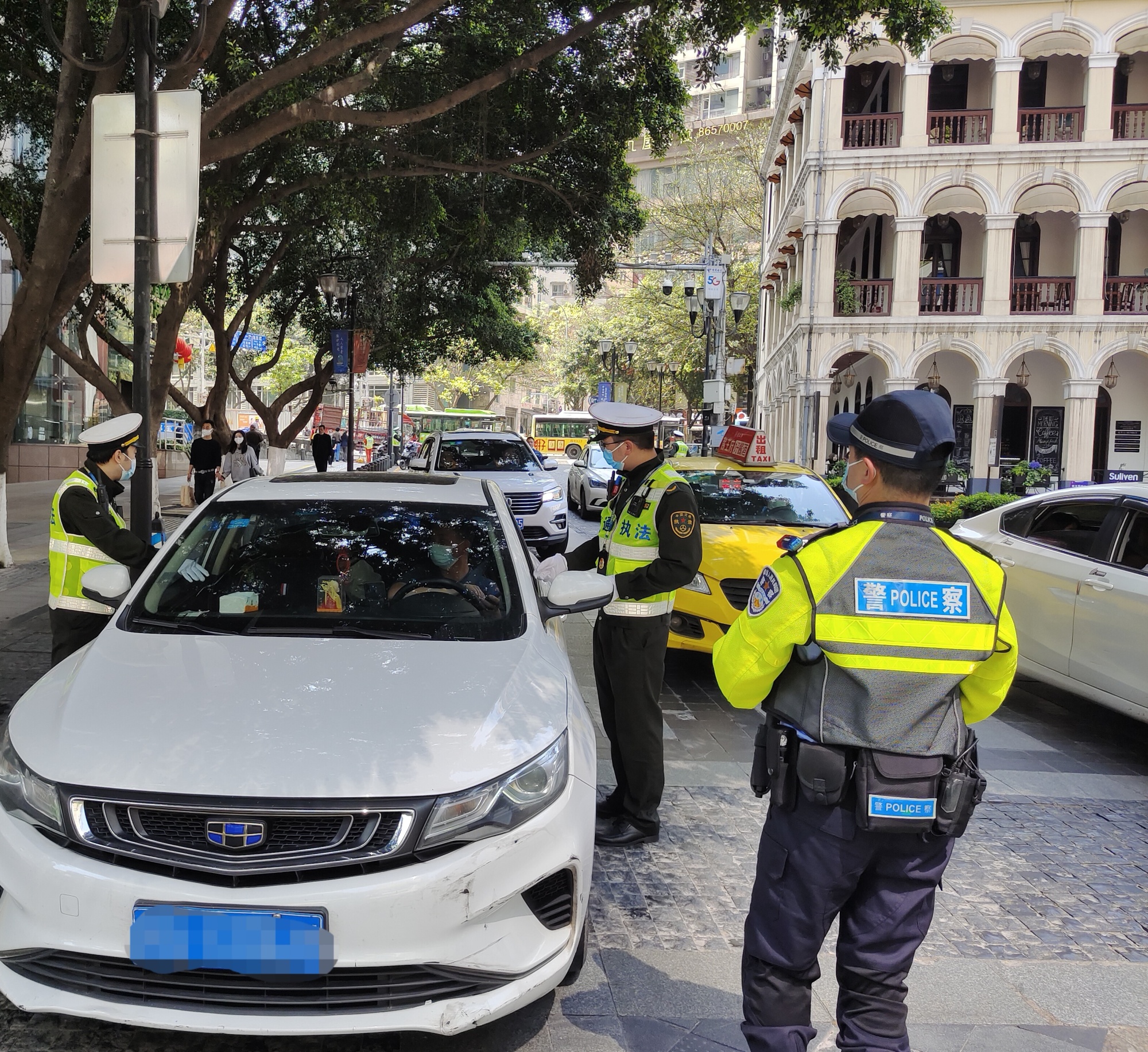 重庆交通执法部门开展解放碑片区运输秩序专项整治