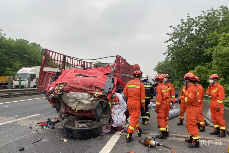 突发杭州高速发生4辆货车追尾事故致5人受伤被困人员被成功救出
