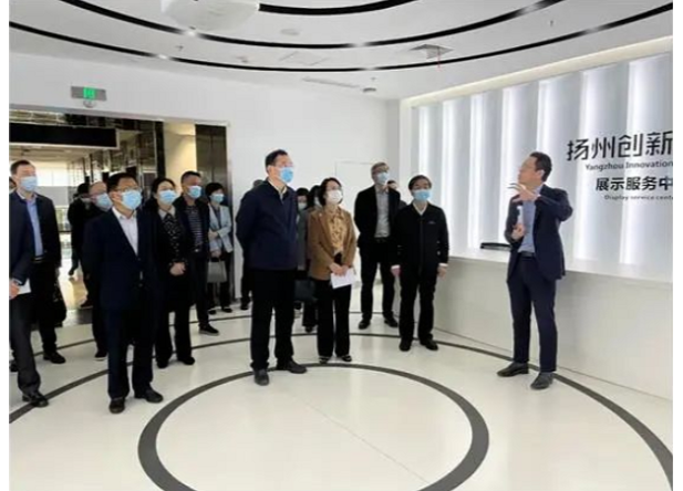 扬州市科教集团供图)在大数据展厅,科创发展公司总经理朱辰就中心在