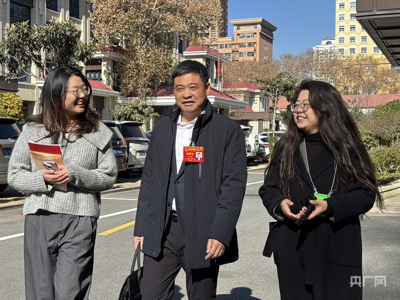 河南两会进行时丨揣民意 献良策 河南省人大代表陆续向大会报到
