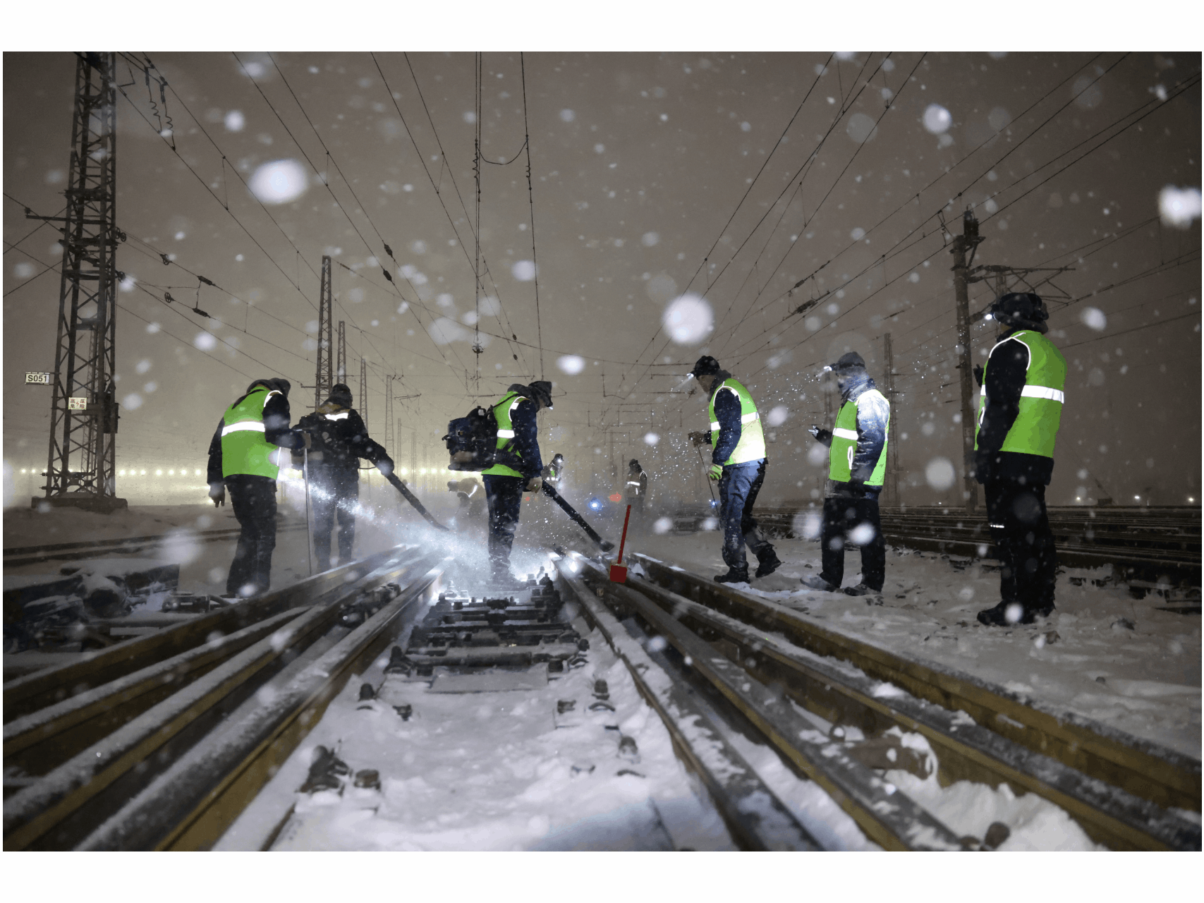 新疆铁路部门积极应对暴雪大风极端天气