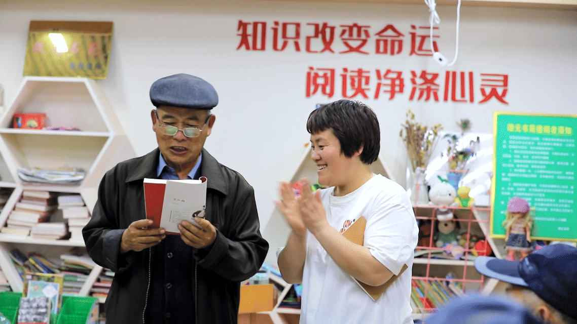 晶采观察丨这位人大代表，为何被全村孩子追着借书？