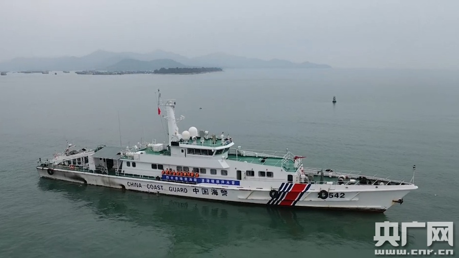 广东海警局组织开展海上祭奠先烈仪式