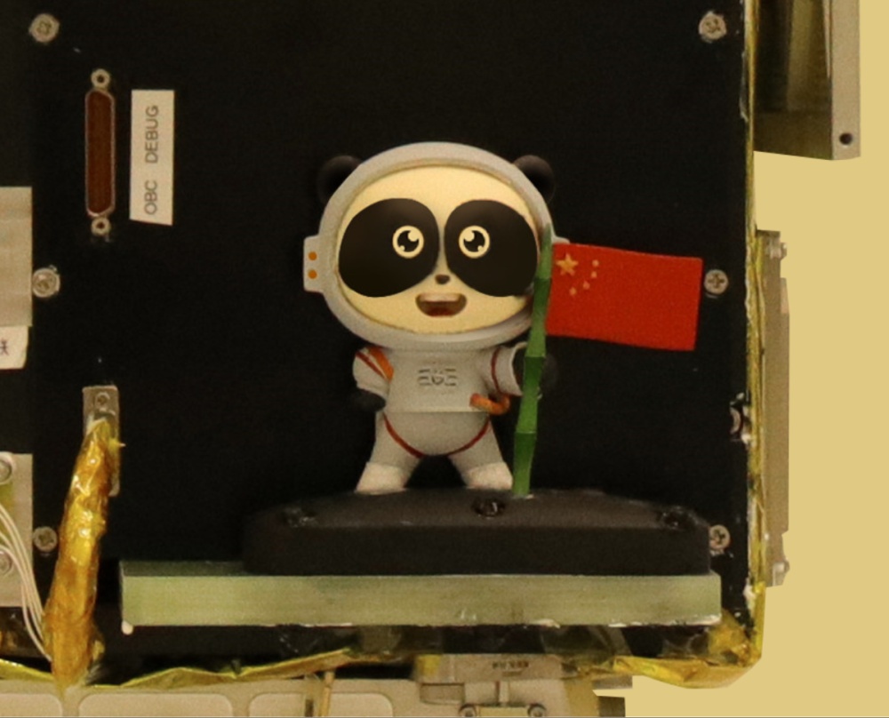 全球首个太空熊猫公益形象大空首飞太空