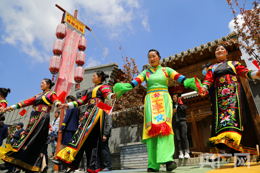 花儿等富有民族特色文艺节目,为广大市民和游客送上丰富多彩的文化