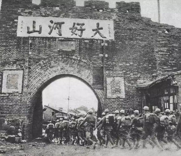 八路军部队经大境门进入张家口8月23日,晋察冀军区部队从日伪军手中