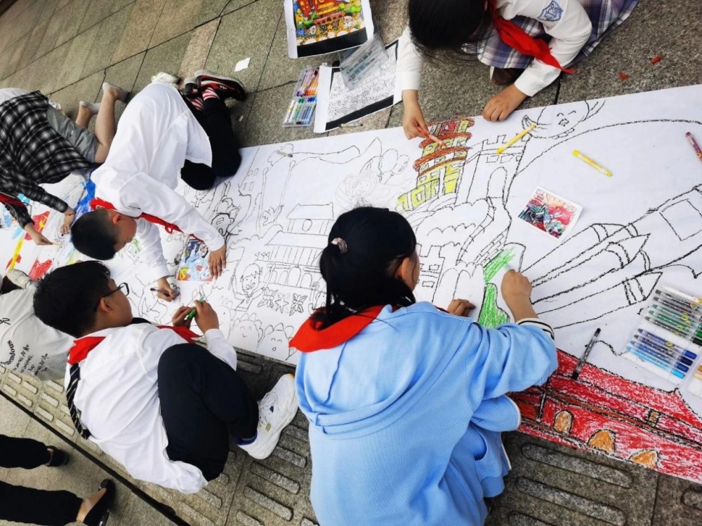 江苏姜堰:学党史画党恩,百米长卷绘深情