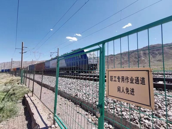 记者实拍兰新线列车人员碰撞事故现场 火车路过会鸣笛警示