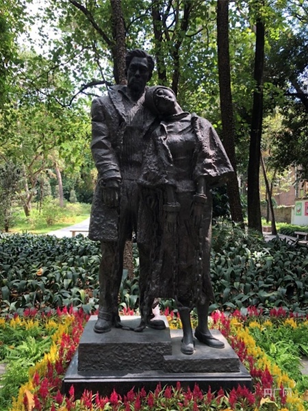 广州起义烈士陵园里周文雍,陈铁军的雕像(李谦 摄)