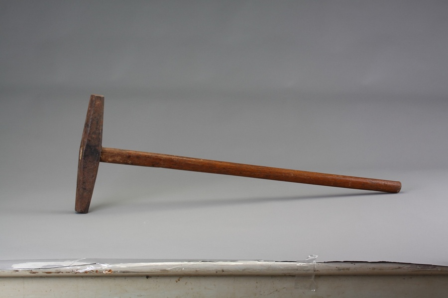 修建鹰厦铁路留下的铁锤