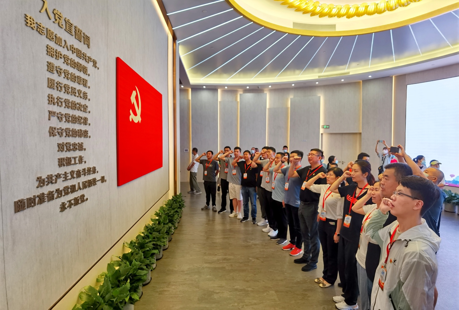发现团成员在中共一大纪念馆重温入党誓词(央广网发 北京铁路供图)