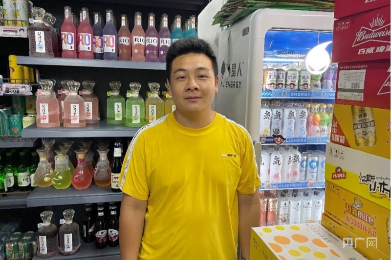 暴雨中郑州外卖小哥接“超长跑腿订单”:深夜蹚水救出被困公交车的老人