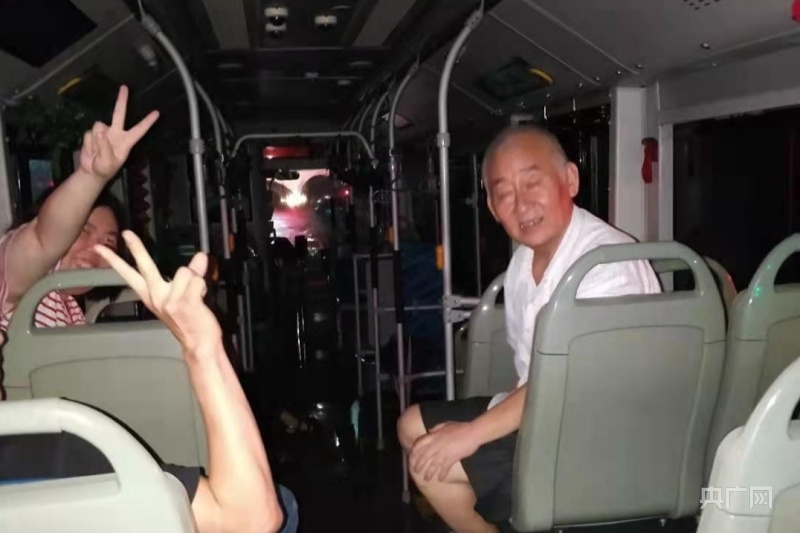 暴雨中郑州外卖小哥接“超长跑腿订单”：深夜蹚水救出被困公交车的老人