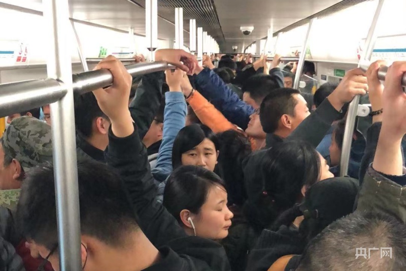 晚高峰时段的北京地铁四号线(资料图)