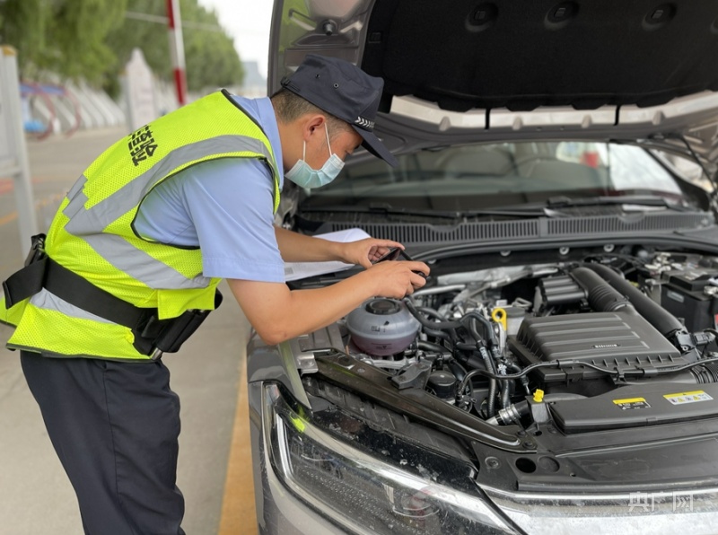 工作人员正在检验车辆(央广网发 滕萌 摄)